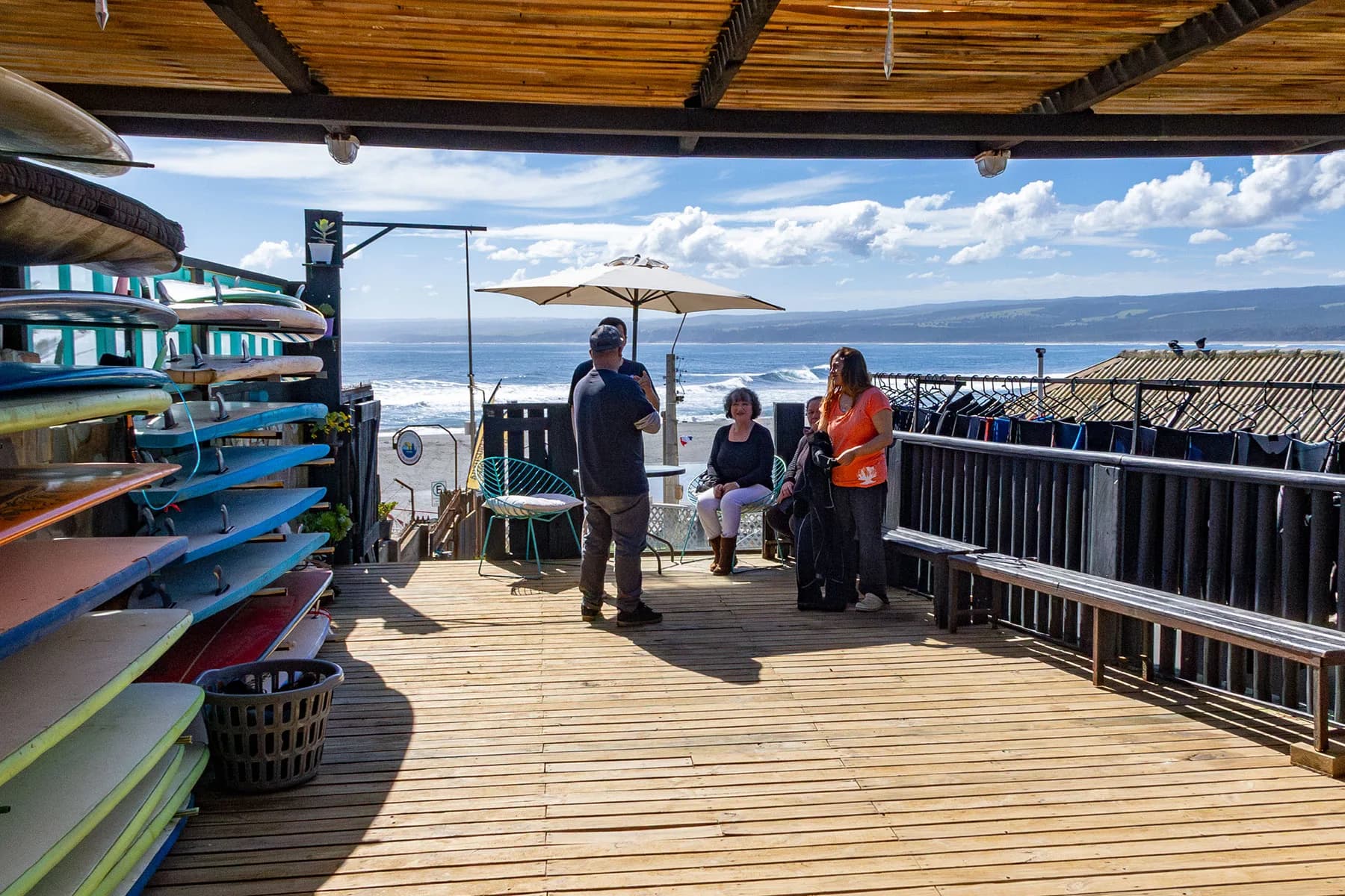Terraza de la escuela con tablas y vista al mar